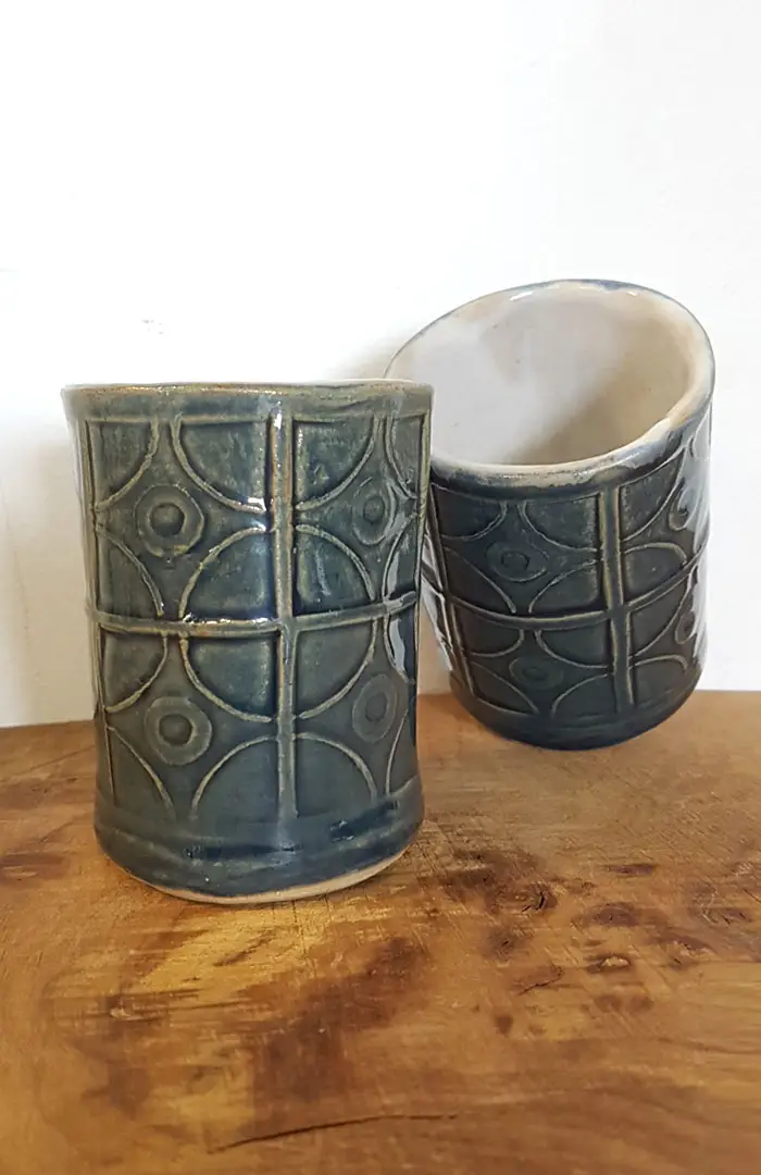 Intérieur de bol en grès, émail magnésien sur émail bleu, fond bleu moucheté blanc. anonyme Atelier céramique de Noémie Saudel