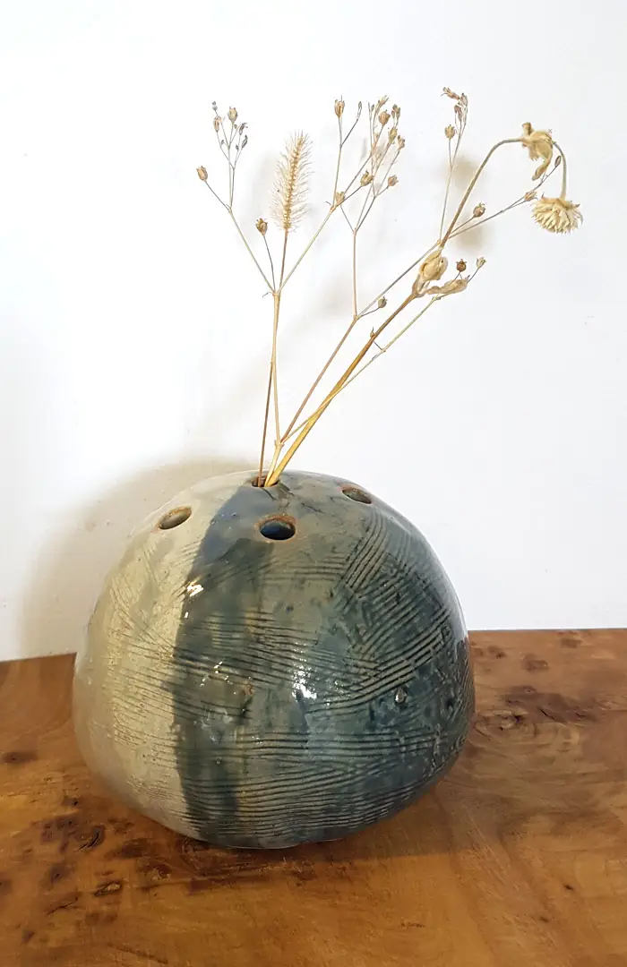 Extérieur d'un bol au colombin, réalisé en terre à grès. cuisson haute température. pose d'une engobe porcelaine, réserve papier et émail noir mat. Anonyme Atelier de céramique Noémie Saudel